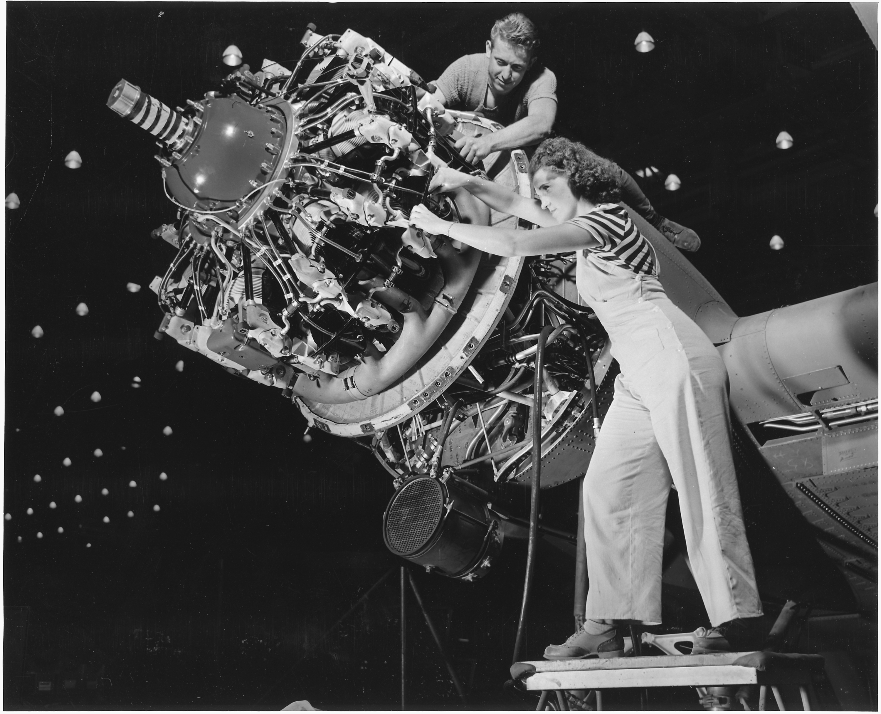 Construção de um avião militar, EUA, 1942. Foto de Alfred T. Palmer Construção de um avião militar, EUA, 1942. Foto de Alfred T. Palmer