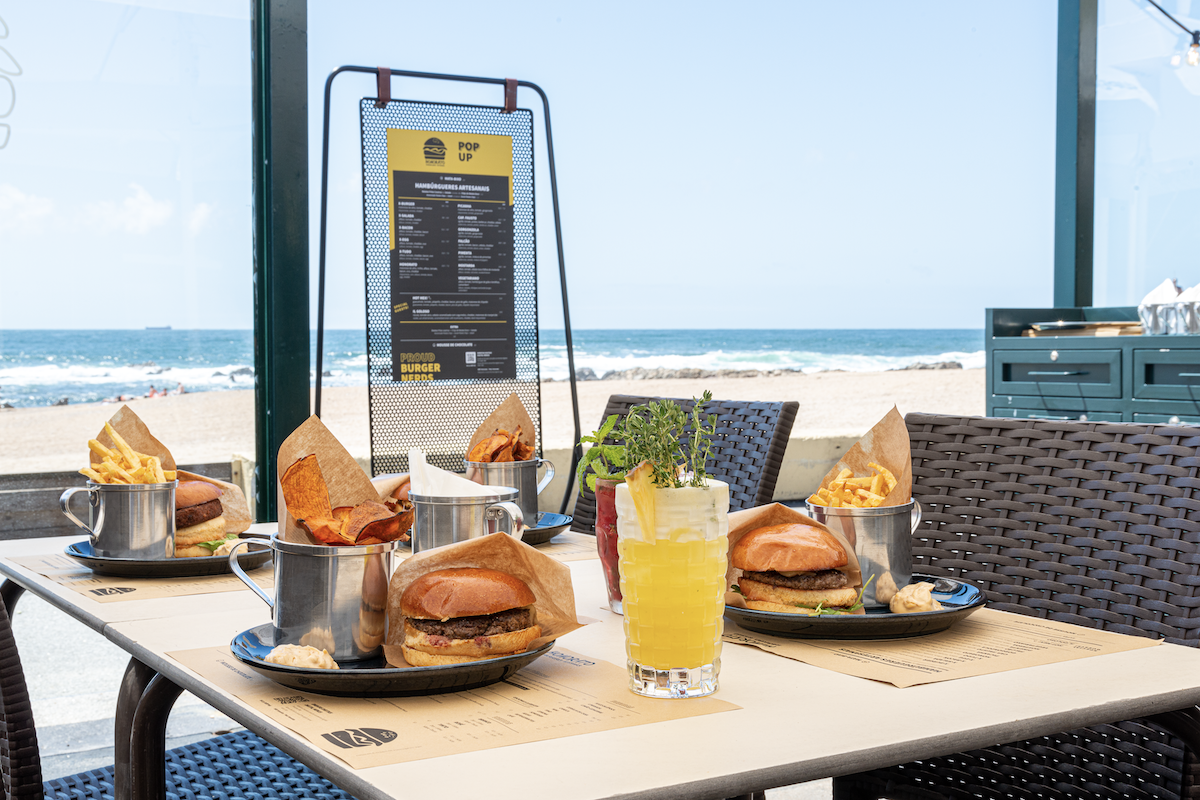 Os hambúrgueres do Honorato chegaram à Foz do Porto, com vista para o mar e duas novidades