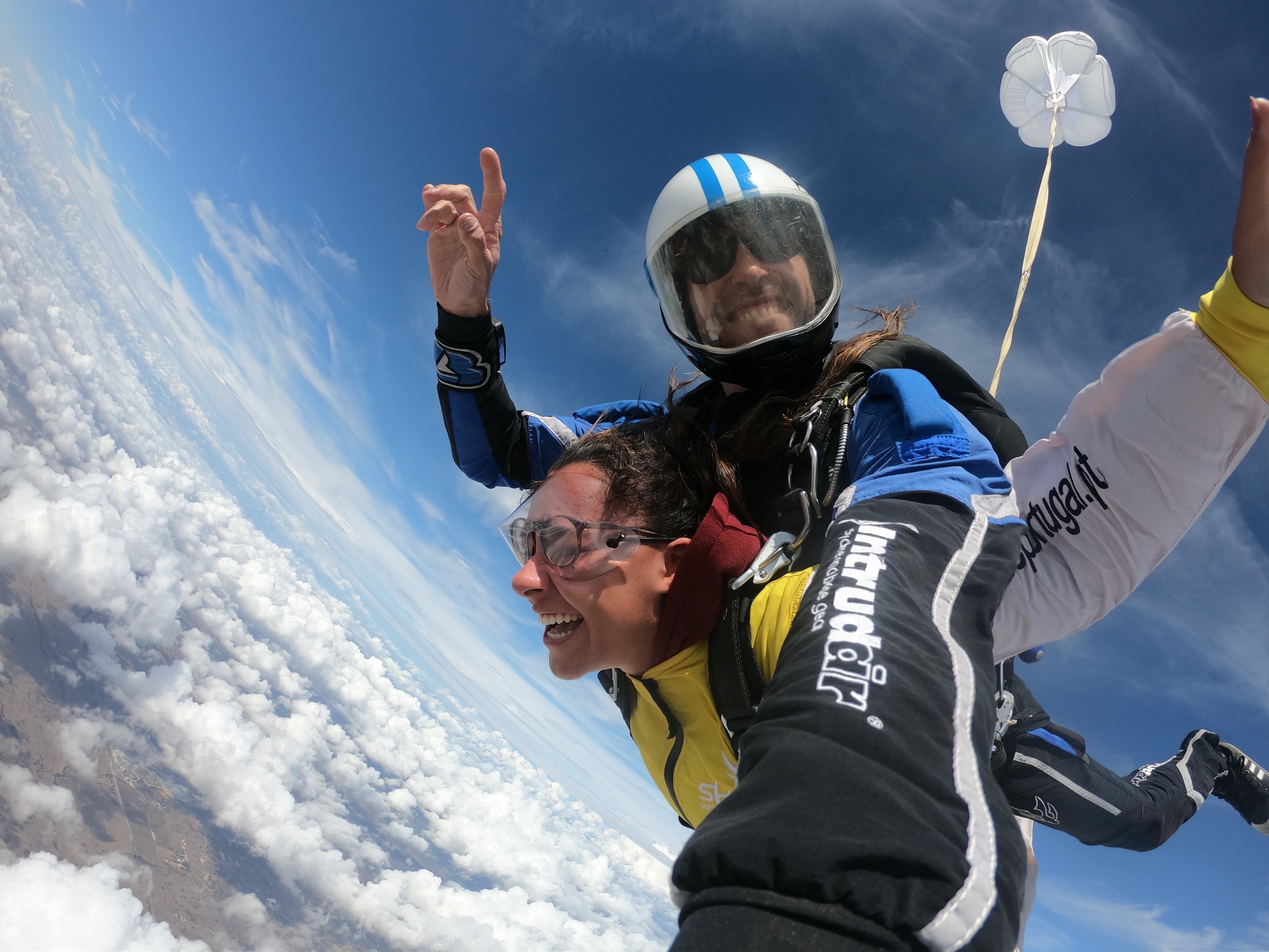 Saltámos de pára-quedas e descobrimos o que é voar. Dos preços à segurança, veja como correu