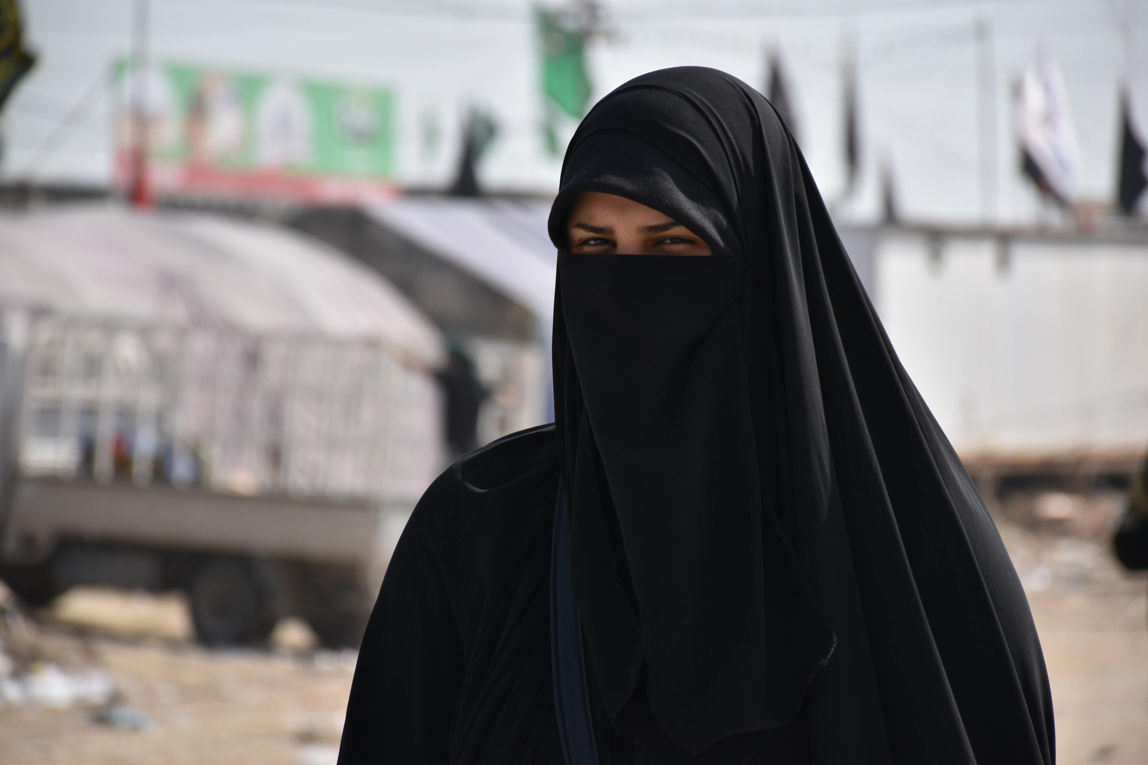 Talibãs proíbem estudantes afegãs de ter aulas mistas e obrigam a usar abaya e niqab
