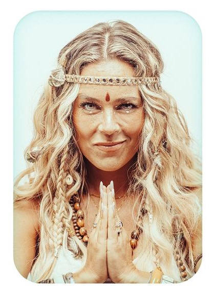 Inês Aires Pereira estreia-se a solo com o stand up “Namasté”. Saiba quanto custam os bilhetes