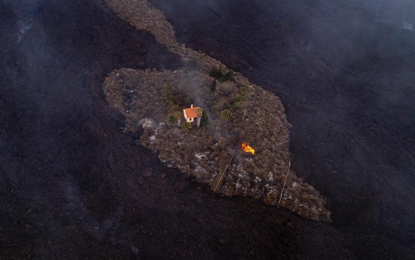 A casa de La Palma acabou por não escapar à lava do vulcão Cumbre Vieja. Lava já chegou ao mar