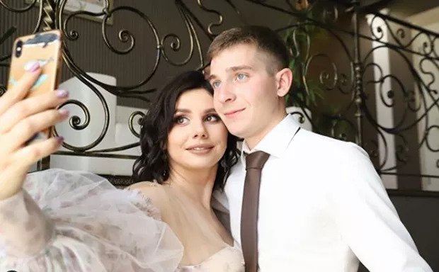 Influenciadora especialista em perda de peso separa-se do marido e casa-se com o filho dele, 15 anos mais novo