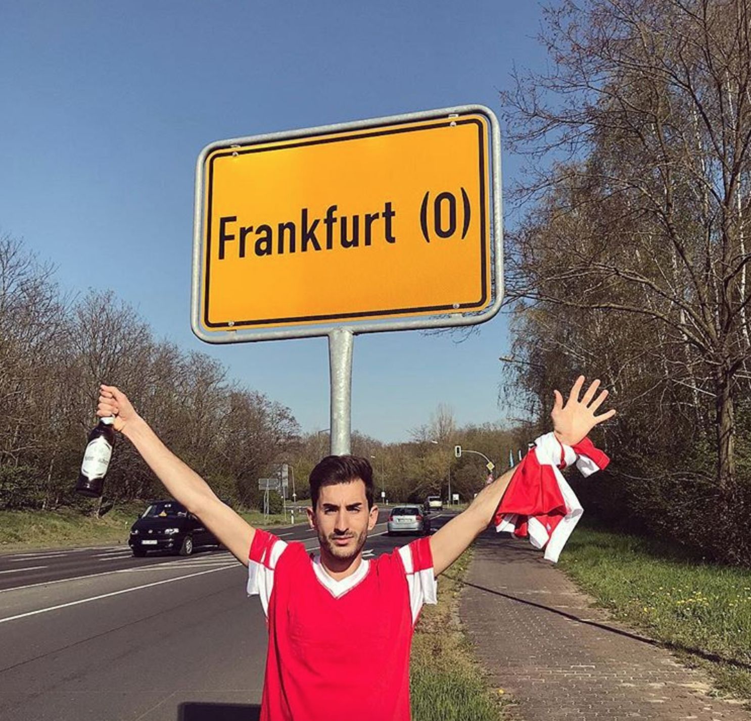 Adeptos do SLB vão para a Frankfurt errada e a aventura torna-se viral. Era tudo mentira