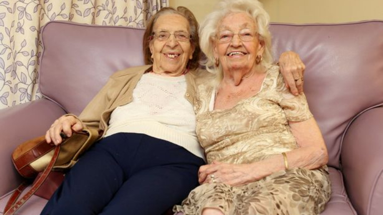 Melhores amigas há 80 anos mudam-se para o mesmo lar de idosos