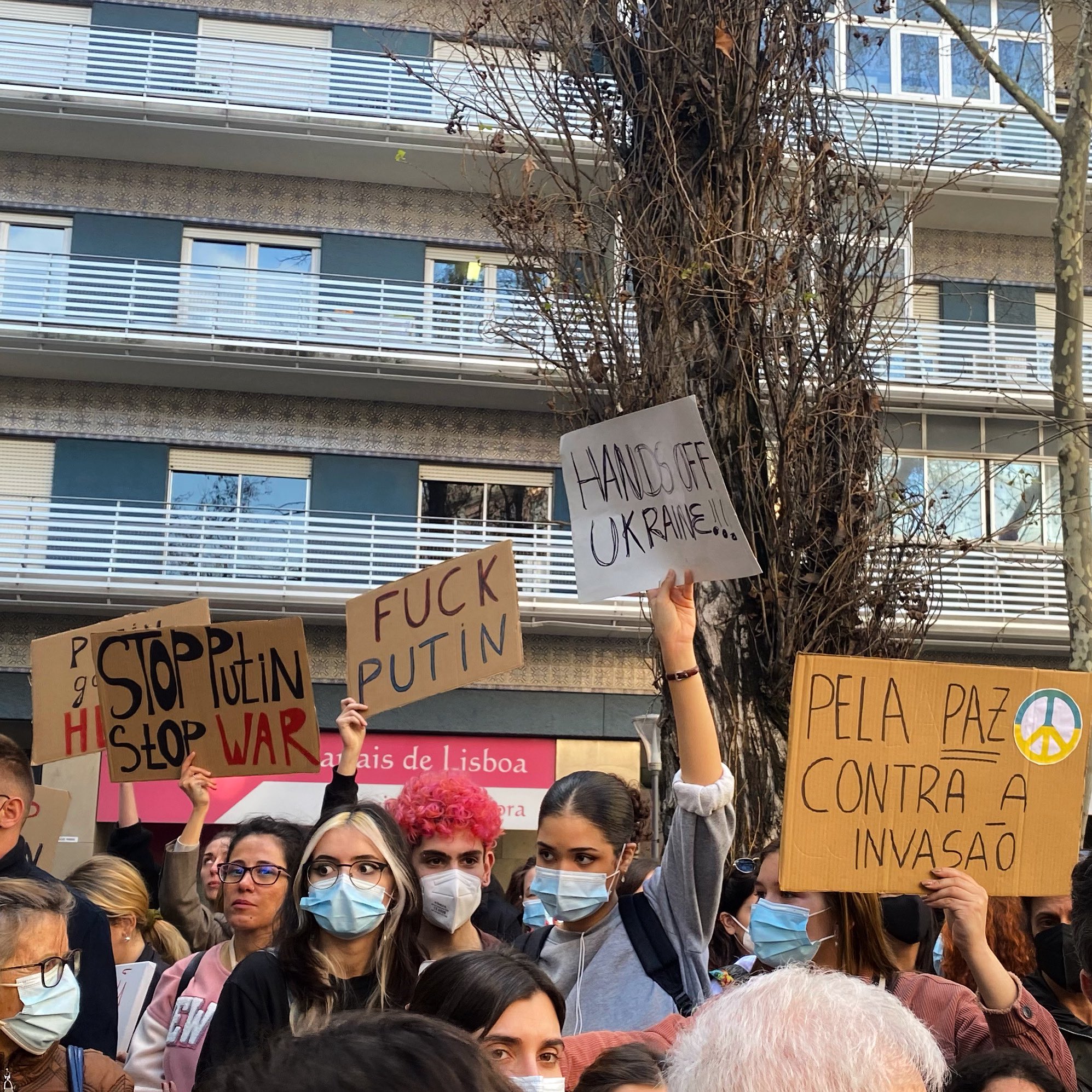 Guerra na Ucrânia. Kiev está cercada e sirenes soam em Lviv. Portugal mostra-se solidário