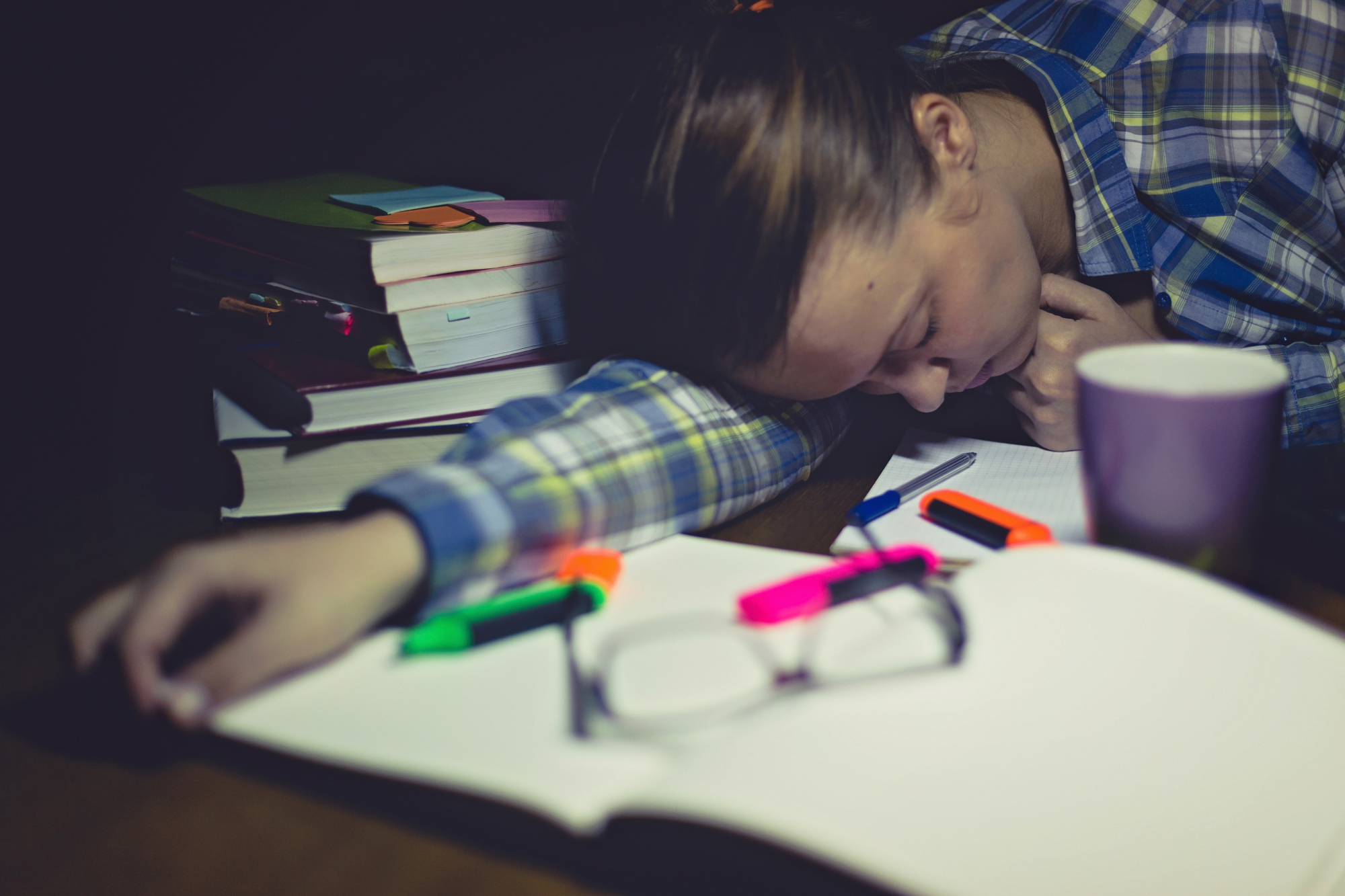 Noites mal dormidas aumentam probabilidade de ansiedade e depressão em estudantes
