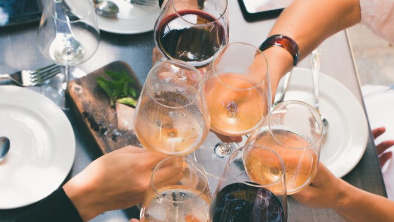 Os 18 vinhos que combinam melhor com 7 petiscos clássicos de verão