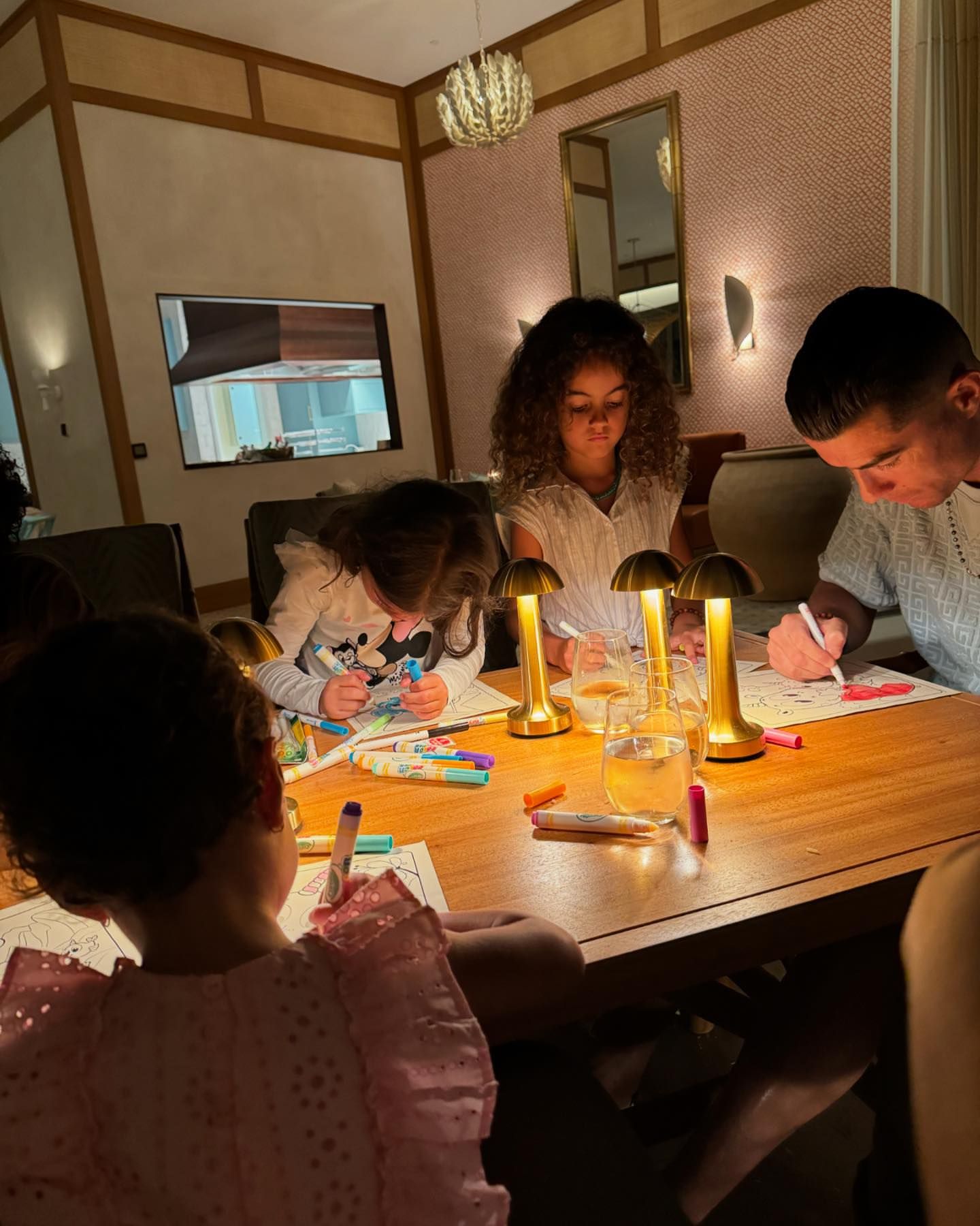 A pintar com os filhos, Cristiano Ronaldo passa férias em resort de luxo antes do Euro2024 (fotos)