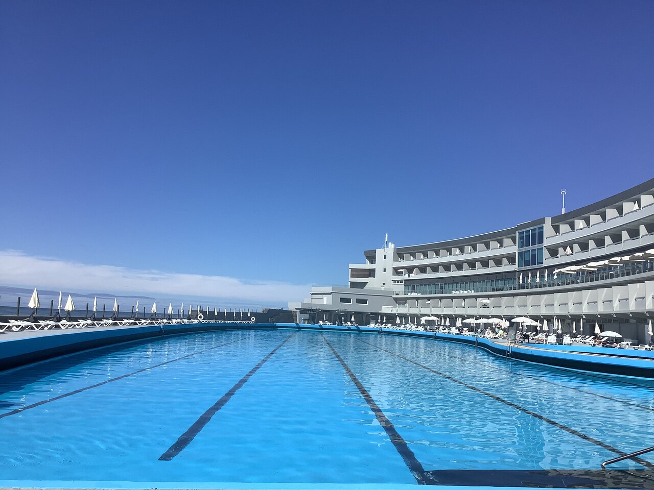 Há um hotel pertinho de Lisboa com quartos com vista para o mar e uma piscina oceânica de 100 metros