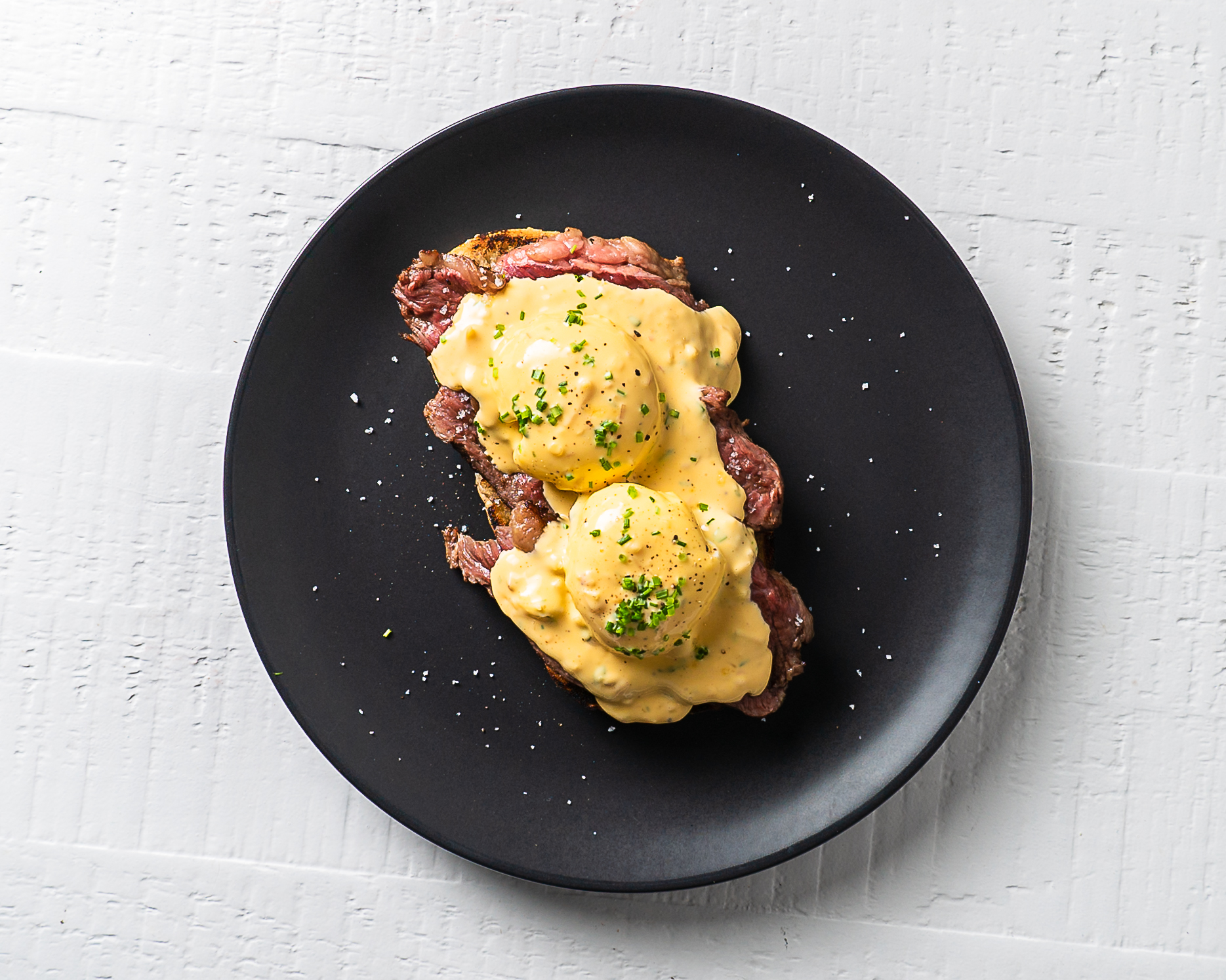 Área 55. No Porto, há extraterrestres à mesa — mas estamos a falar de um Benedict de picanha