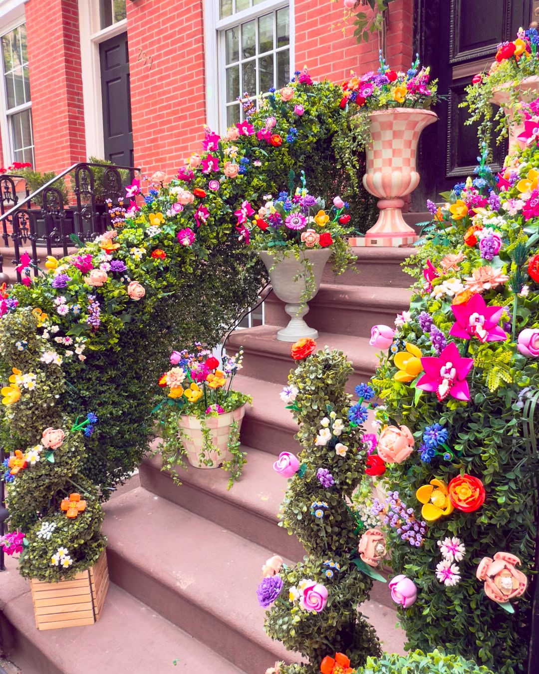 Esta casa em Nova Iorque tem um jardim só com flores em LEGO. Tem mesmo de ver as imagens