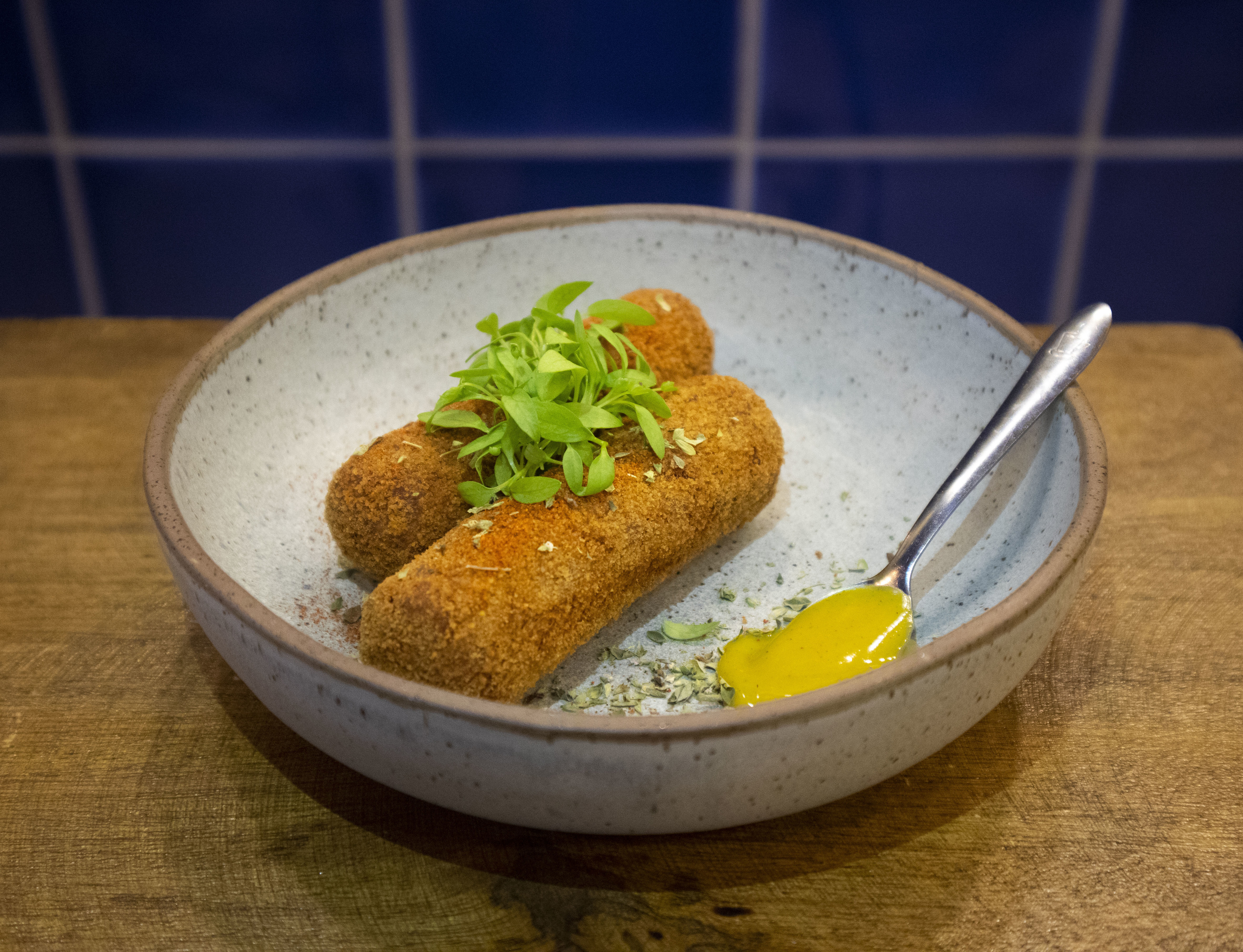 Do pastel de bacalhau aos croquetes, os salgados da Mercearia STŌ comem-se de manhã à noite