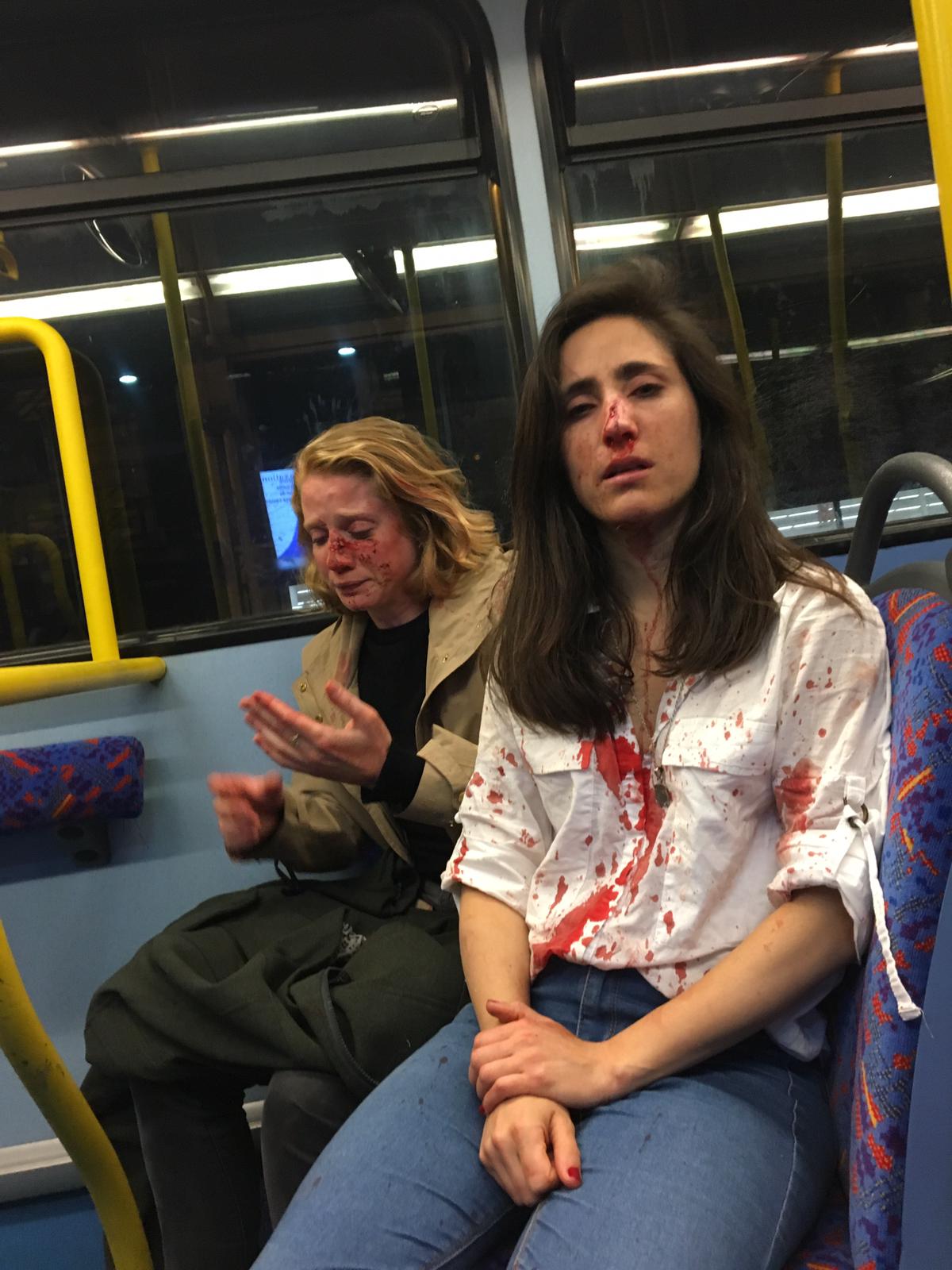 “Vá, beijem-se para nós vermos”. Casal gay agredido num autocarro em Londres