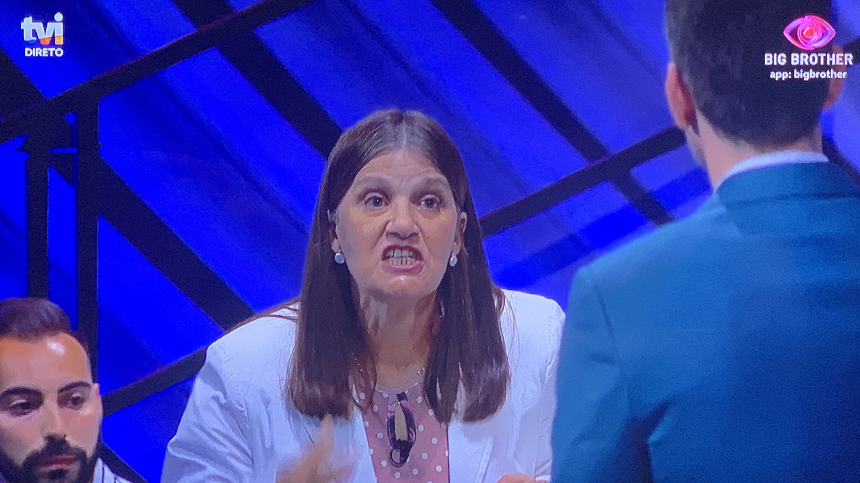 Bronca em direto no “Big Brother 2020”. Mãe de Hélder passa-se e insulta familiares de Teresa, que estavam ao seu lado