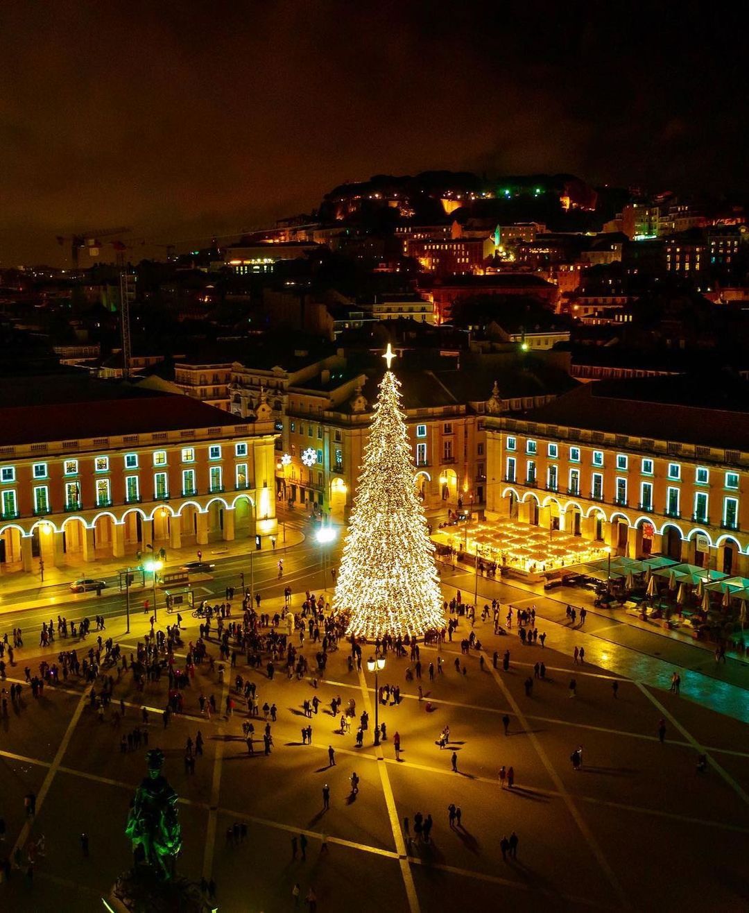 Saiba quando se acendem as luzes do majestoso pinheiro de Natal do Terreiro do Paço (está quase)