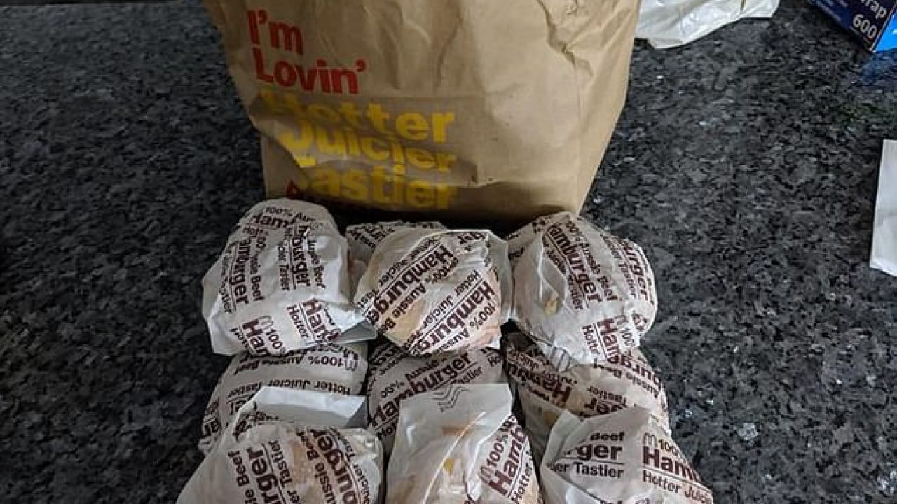 Homem congela hambúrgueres do McDonald’s para comer ao pequeno-almoço