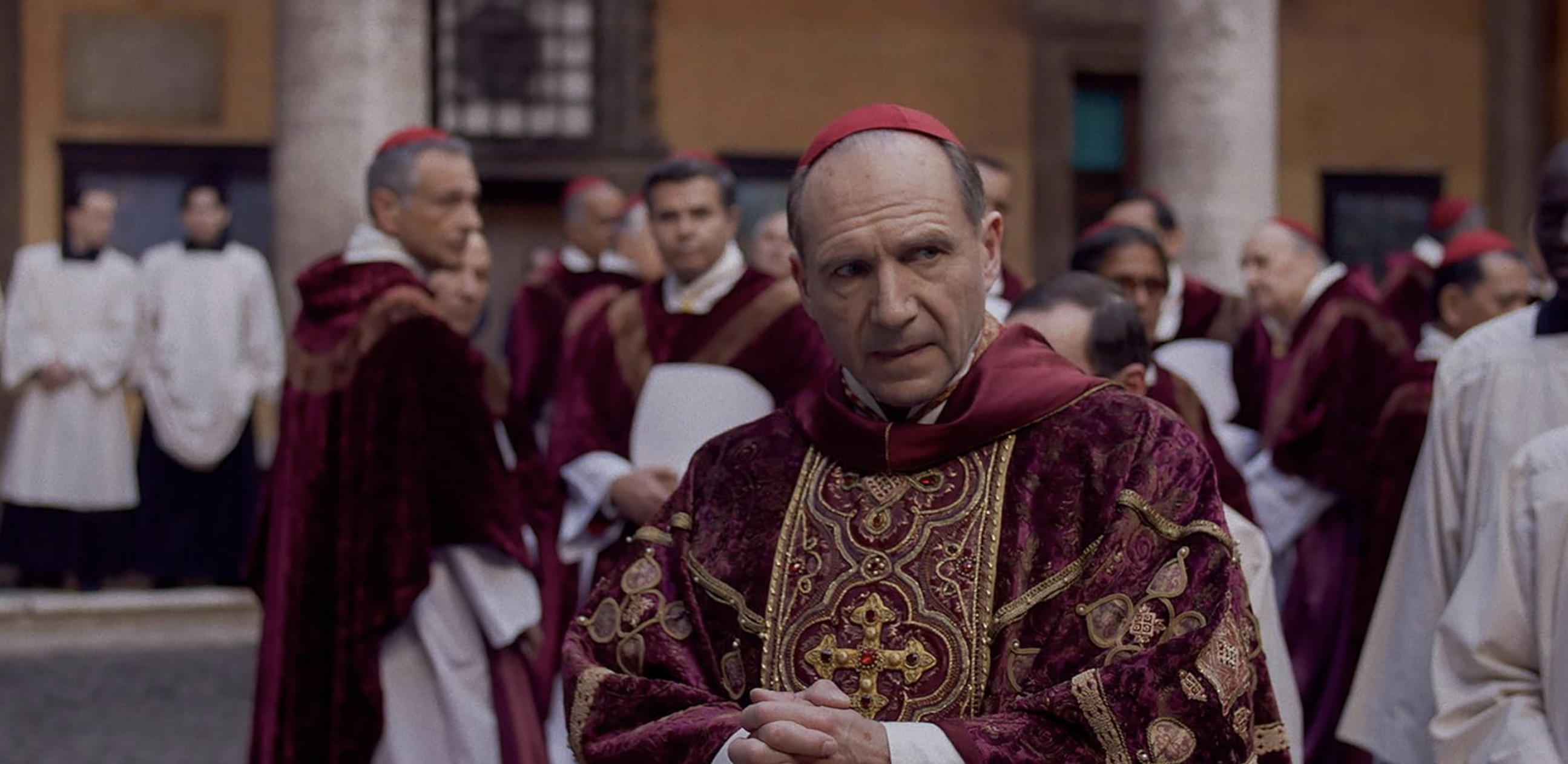 Não apanhou “Conclave” no cinema? Vai poder vê-lo na TV (e mesmo antes de acontecer na vida real)