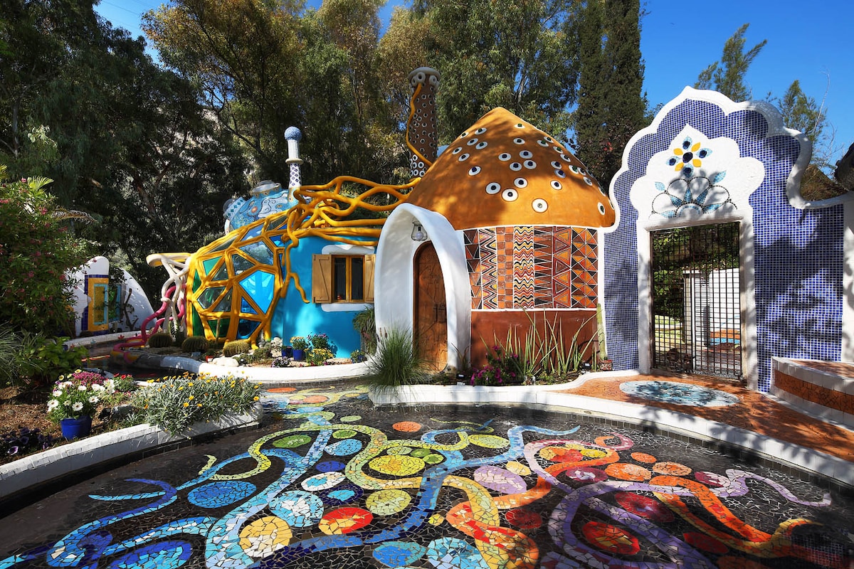 Este alojamento psicadélico fica numa das ilhas menos visitadas do Mediterrâneo. E é barato