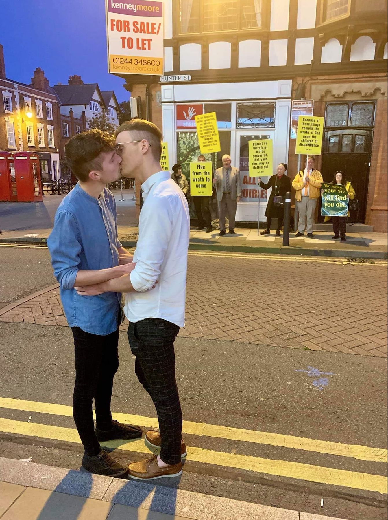 Casal gay beija-se contra protesto homofóbico e imagem torna-se viral