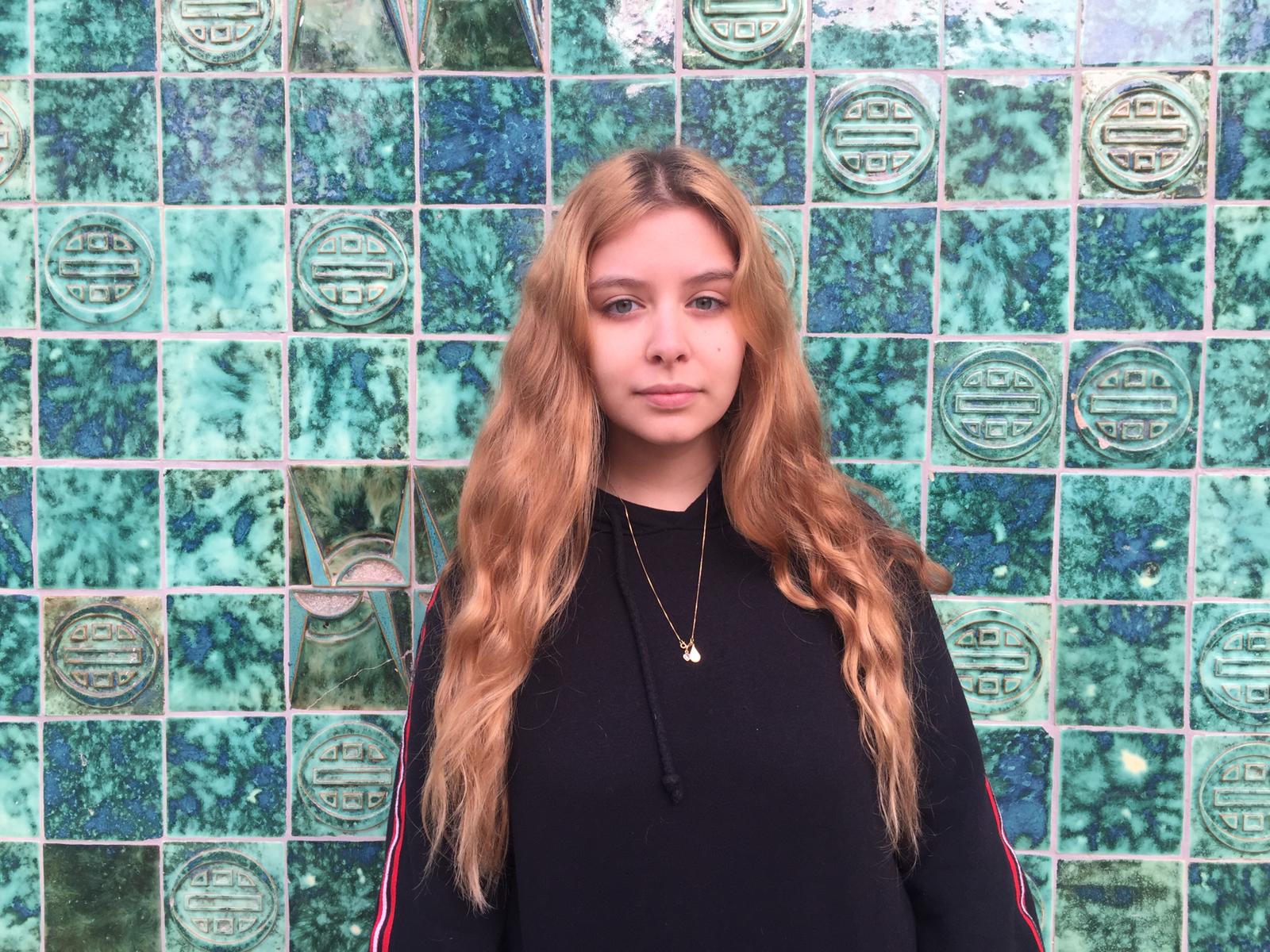 Vítima de violência sexual, Marcella espalhou cartazes na Faculdade de Letras