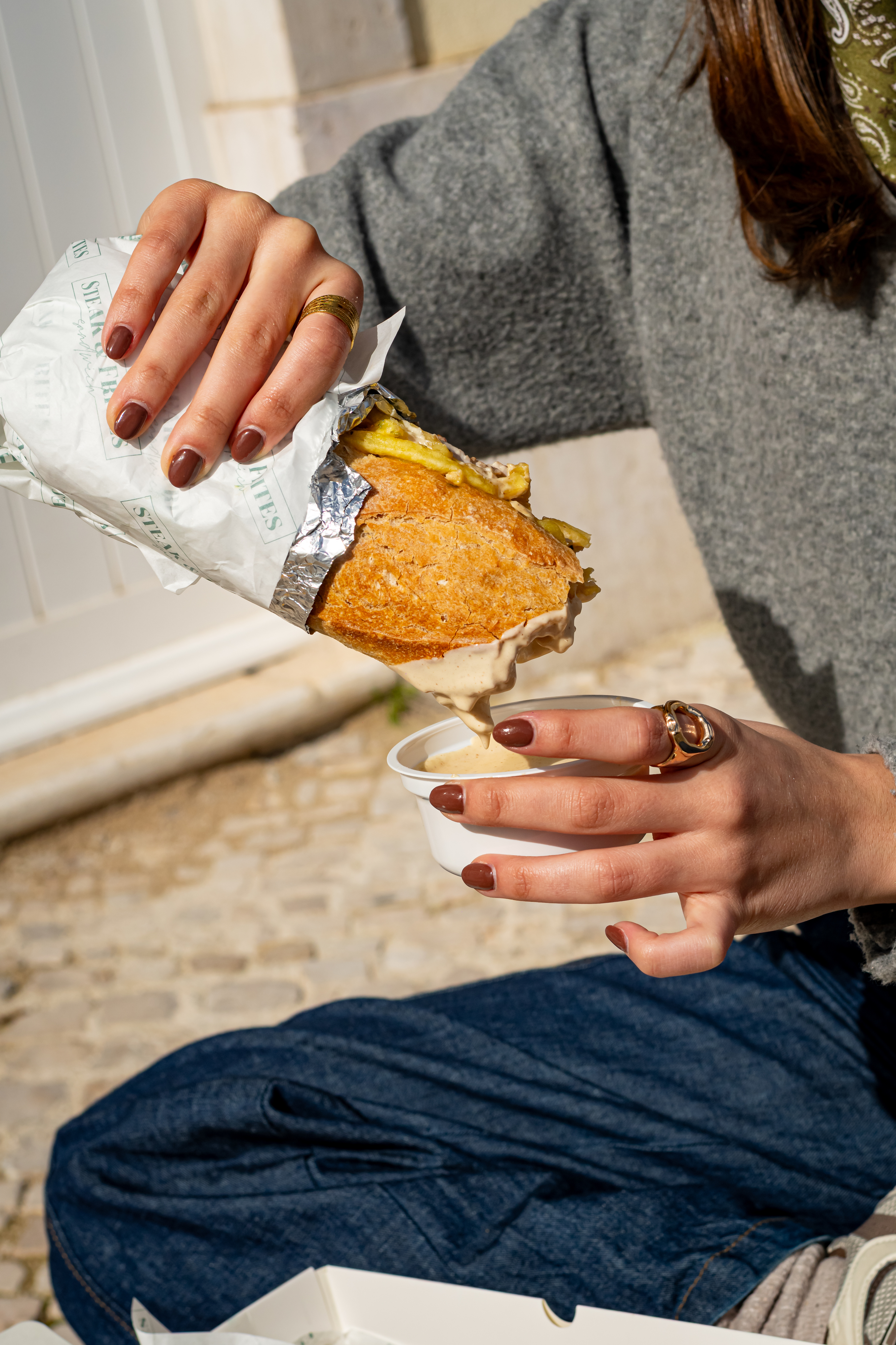 A “melhor sandes de Portugal” tem entrecôte, molho guloso e batatas fritas (e foi ideia do filho de um nome famoso)