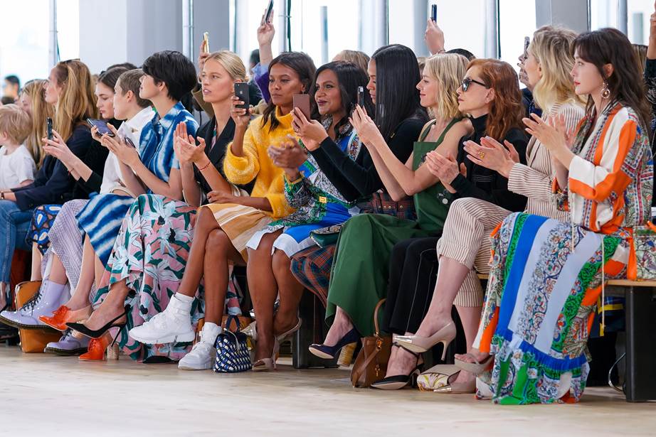 Quem são as pessoas que ocupam as primeiras filas dos desfiles mais importantes?