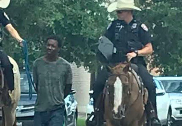 Fotografia de homem negro detido por polícias a cavalo gera indignação nos EUA