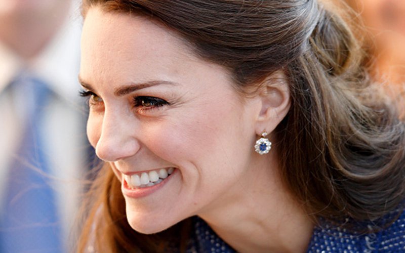 Crie um estilo igual ao das princesas Meghan e Kate escolhendo as jóias certas