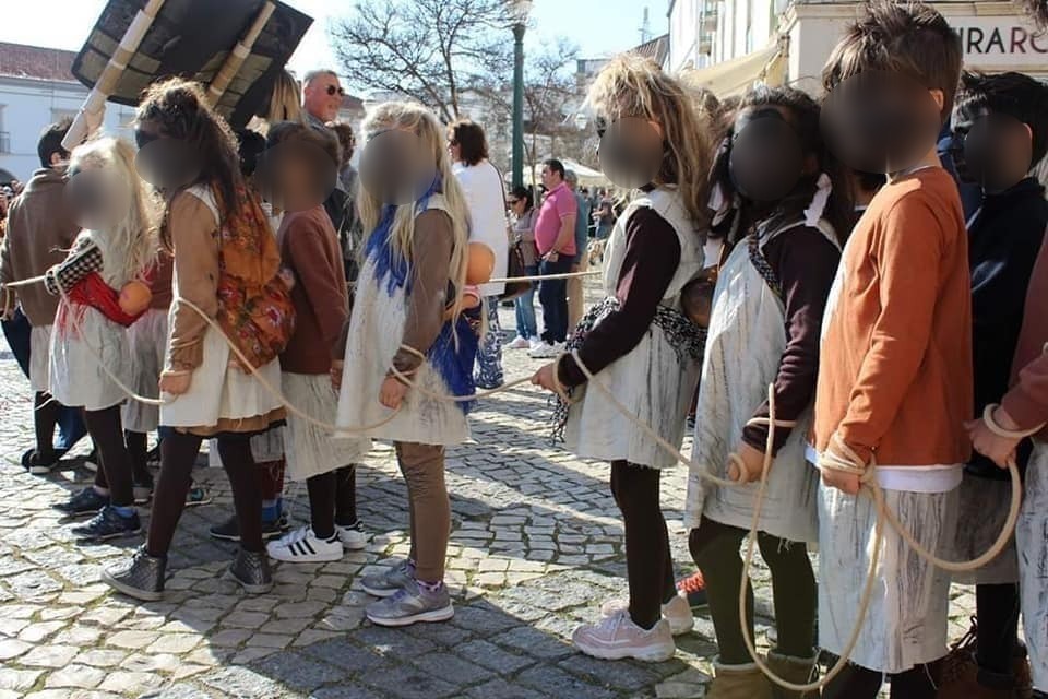Uma escola de Tavira terá mascarado os alunos de escravos