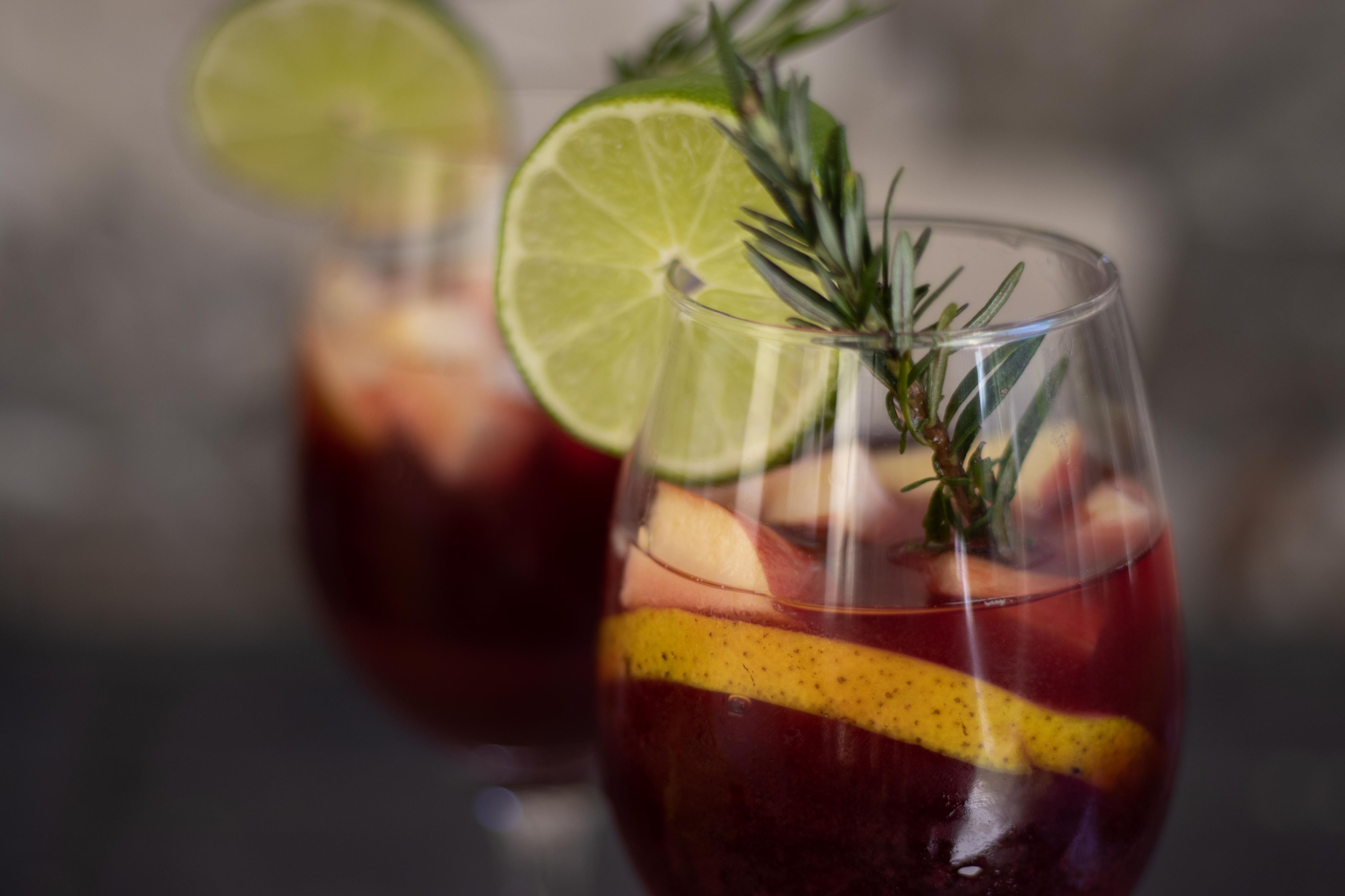 5 receitas para fazer uma sangria perfeita de frutos vermelhos, maracujá ou meloa e gengibre