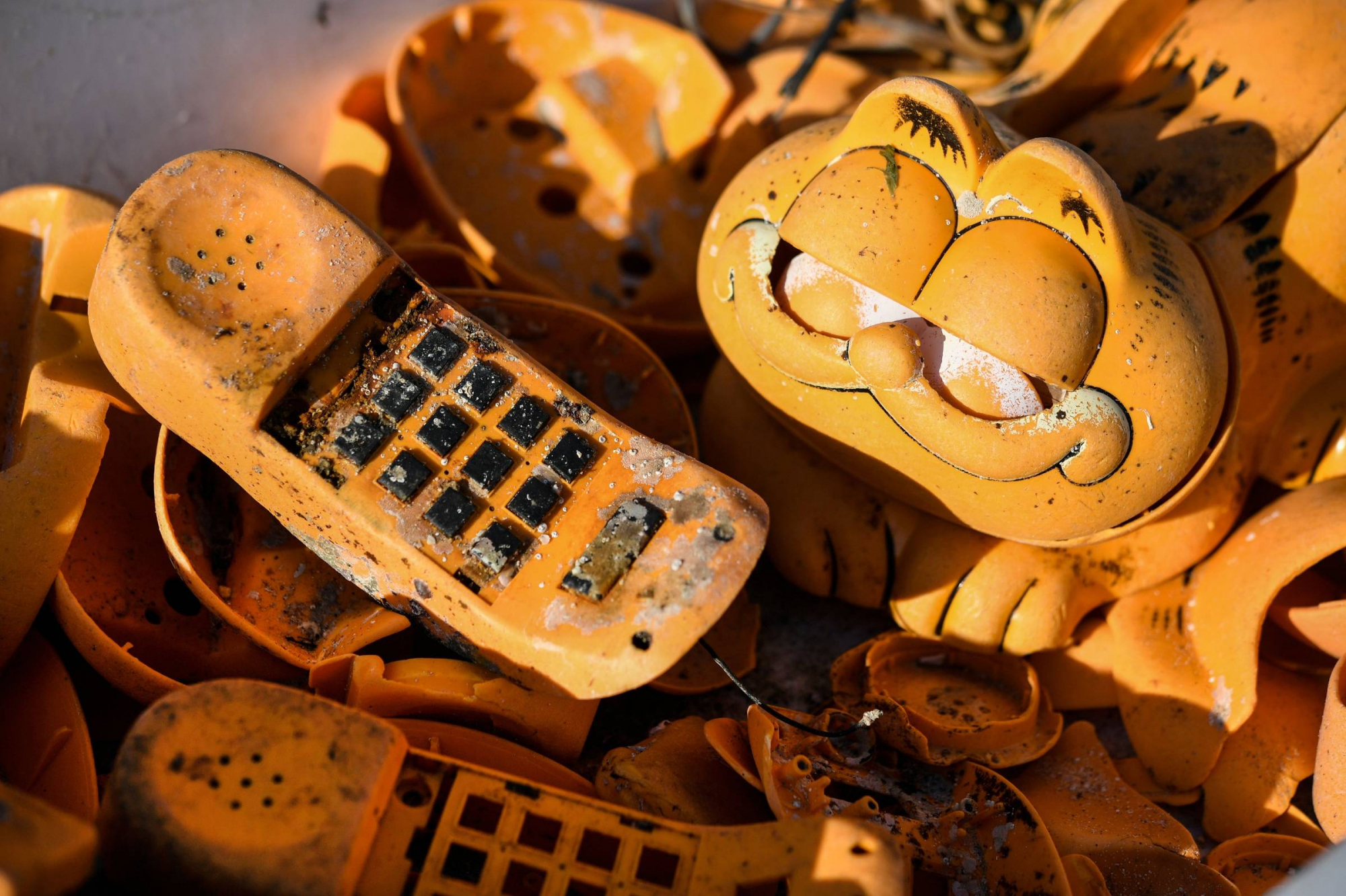 Desde 1980 que telefones do Garfield aparecem nas praias francesas. O mistério foi finalmente resolvido