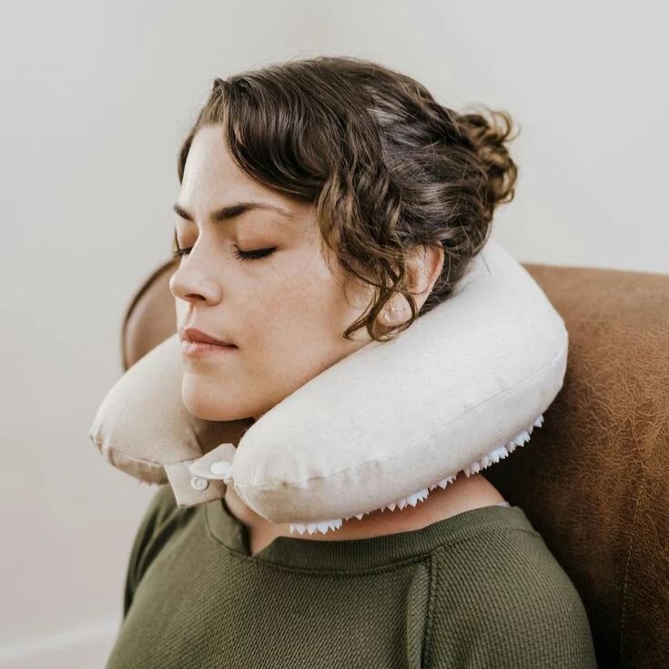 Andámos enganados a vida toda e a usar mal as almofadas de pescoço nos aviões. Veja afinal como é