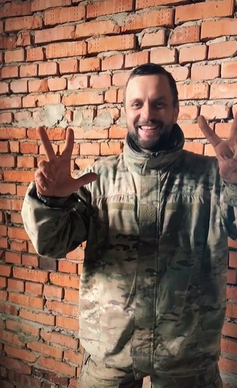 Soldado ucraniano famoso no TikTok está vivo e voltou a dançar para a filha