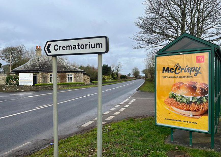 McDonald’s colocou publicidade ao hambúrguer McCrispy junto à entrada de um crematório