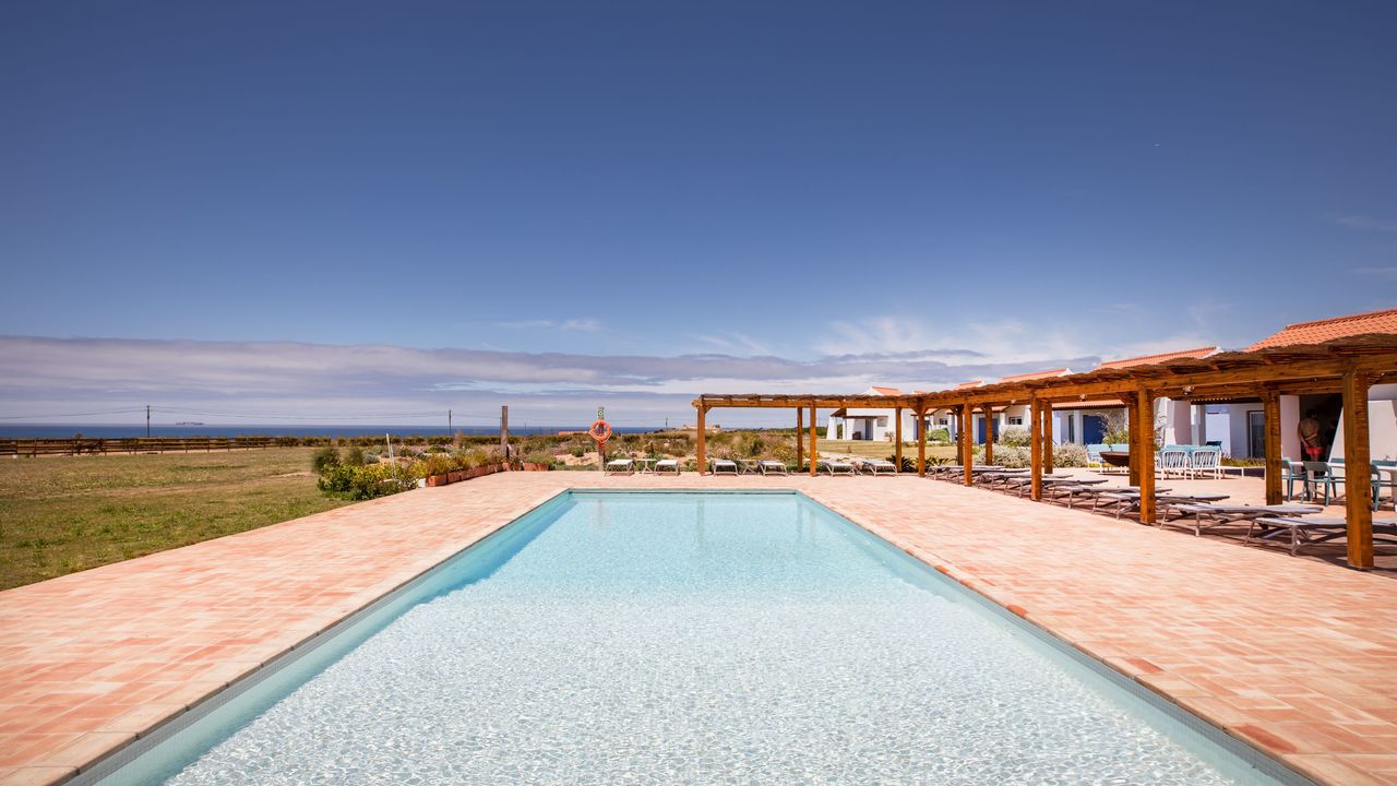 Um fim de semana prolongado com bom tempo pede uma escapadinha. 7 sugestões baratas com piscina