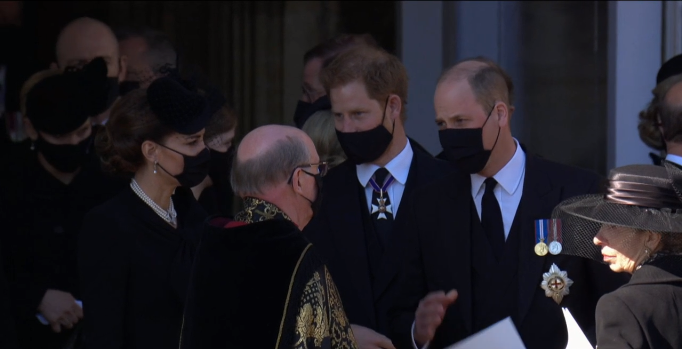 Da união de William e Harry à emoção de Carlos. 6 momentos marcantes do funeral do príncipe Filipe