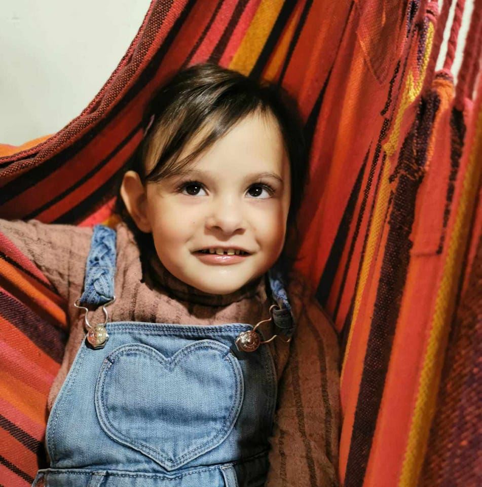 Solidariedade no Minho. Mãe vende calendários e rifas para pagar tratamentos da filha