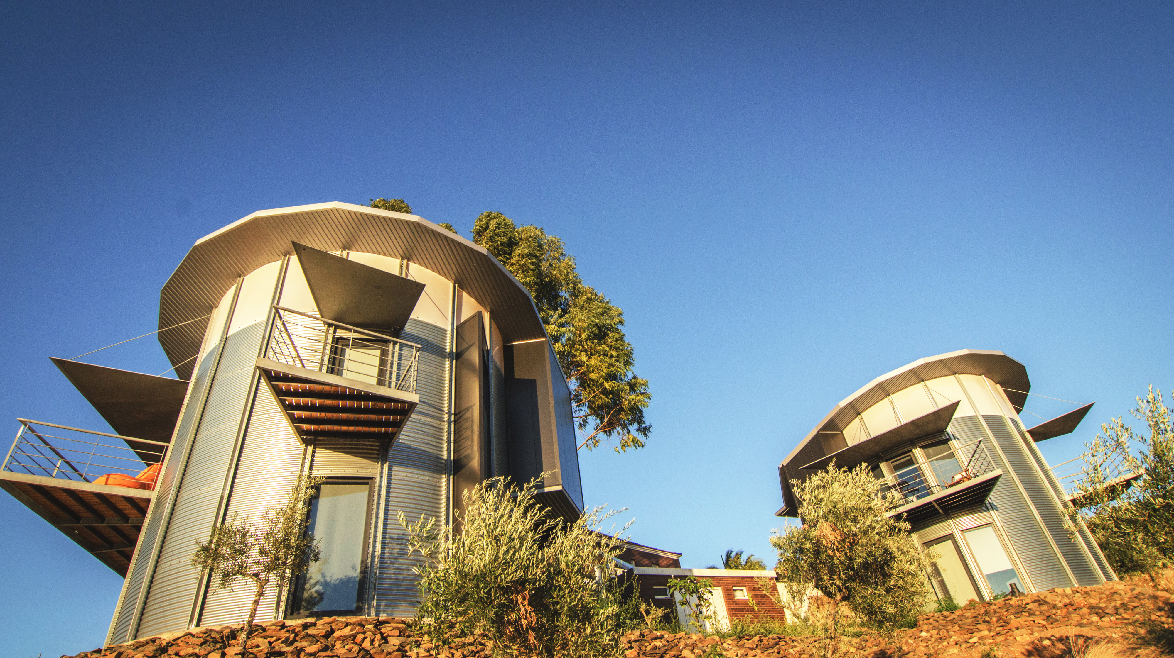 E se esta noite fosse passada a dormir num silo para cereais? Conheça o Bela Vista Silo Housing