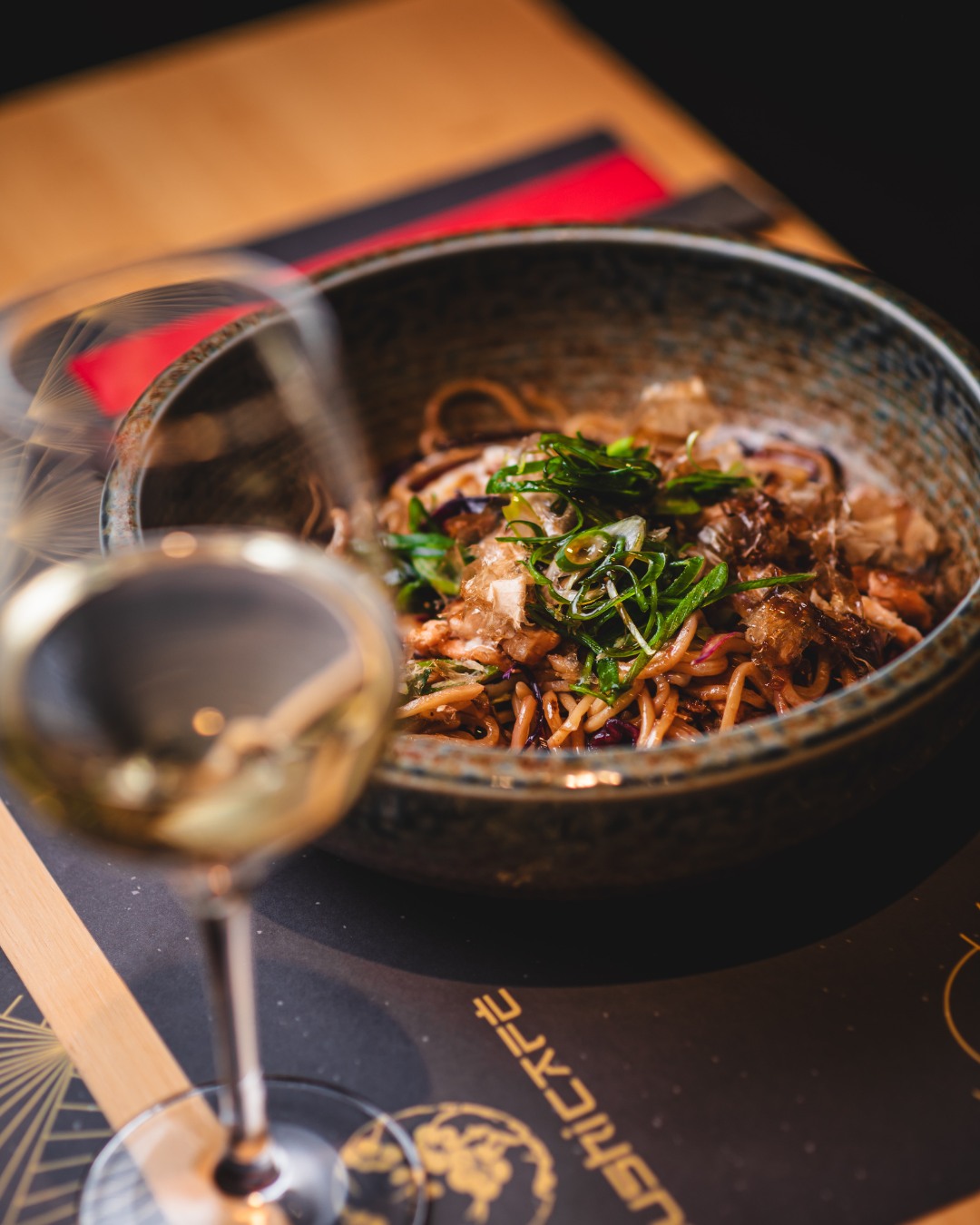 Adeus, sashimi. Olá, pratos de conforto. De segunda a sexta, os quentes são reis no SushiCafé