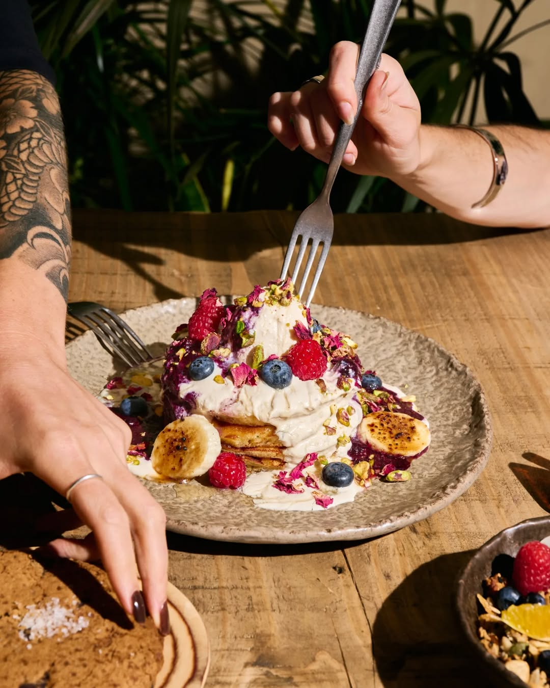 Das tostas às bowls apetitosas, conheça as novidades do Honest Greens para os pequenos-almoços e lanches