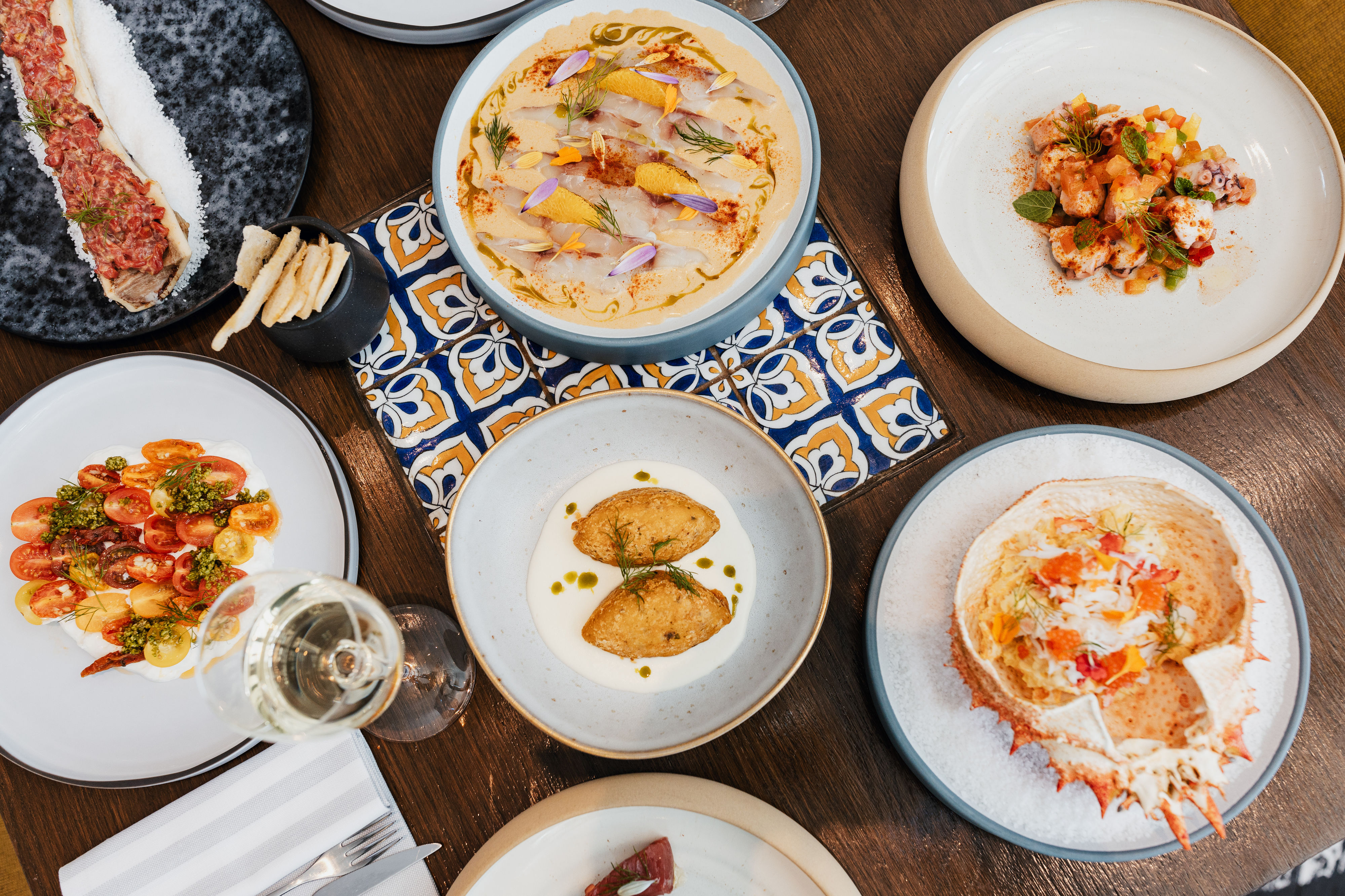 Vai de férias para o Algarve? Este restaurante tem novos pratos (como a salada de caranguejo real e o crudo de robalo)