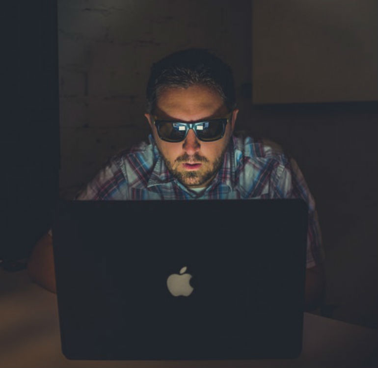 “Fiquei estática, com nojo de mim”. Histórias de mulheres que receberam fotos sexuais indesejadas