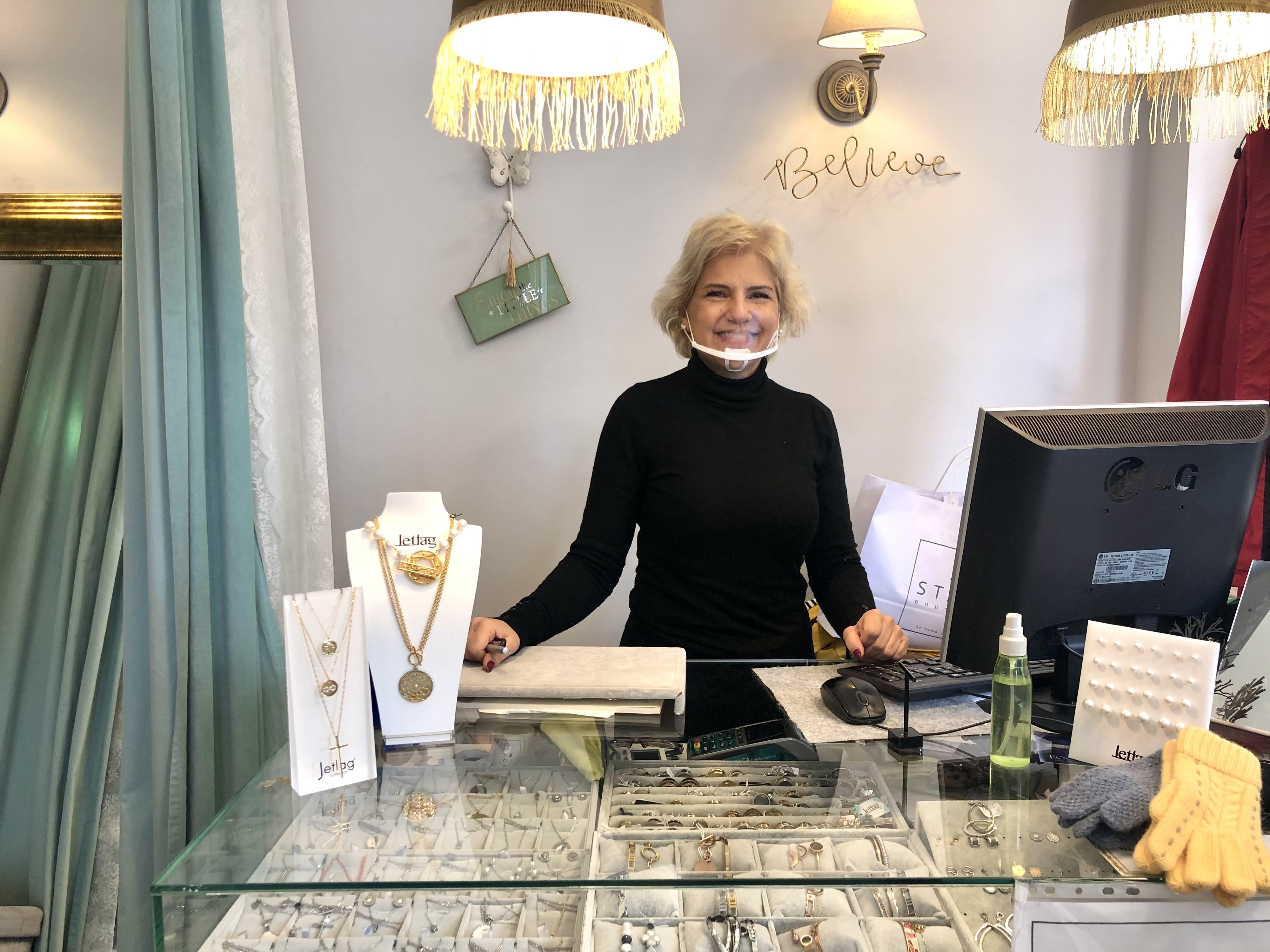 Sem shoppings nem grandes marcas. Para fazer compras de Natal, basta sair à rua