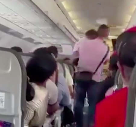 Criança recusa-se a apertar o cinto no avião. Birra levou a atraso de uma hora no voo — veja o vídeo