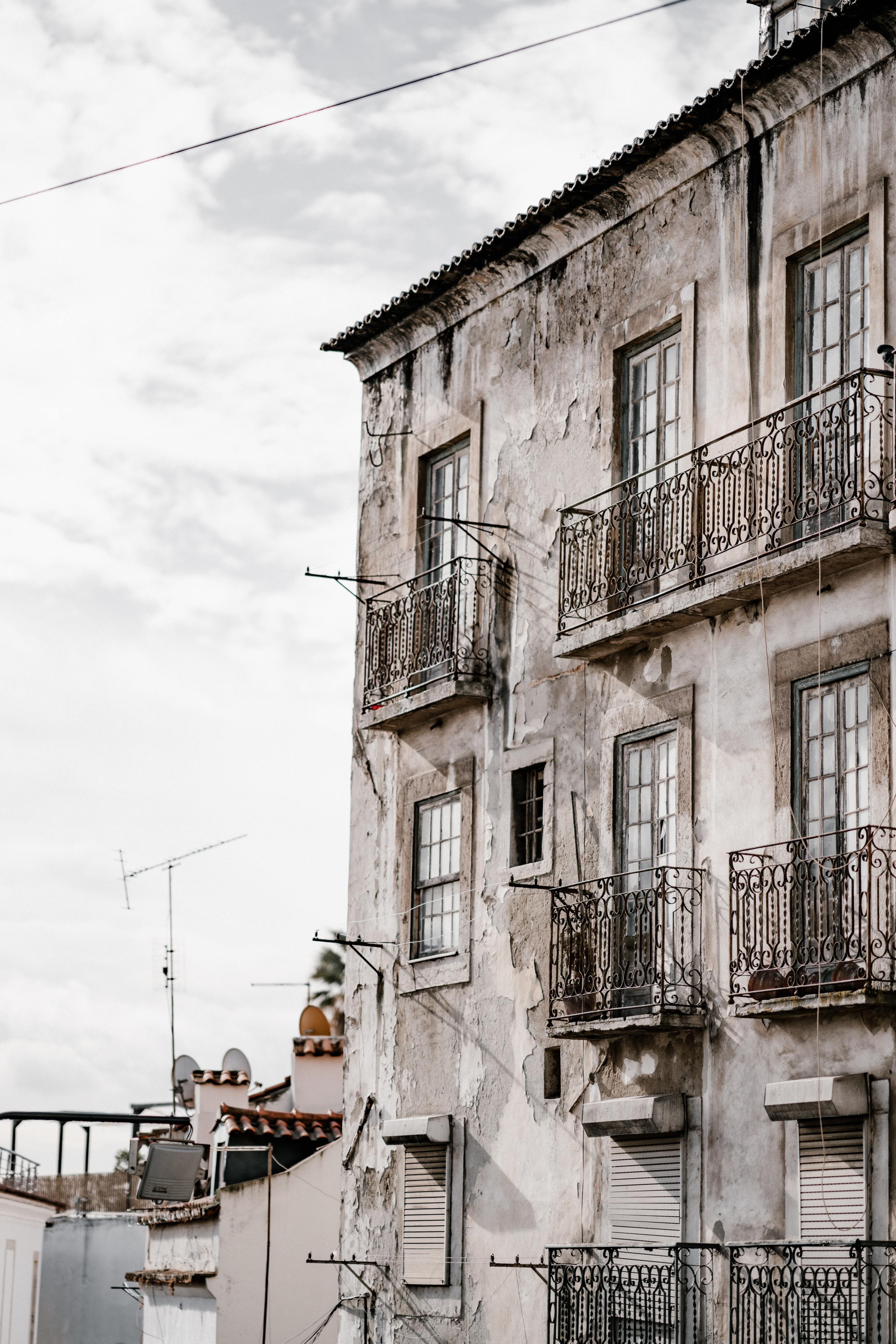 Estado investiu 7,1 milhões para requalificar prédios e quatro anos depois não há uma única obra