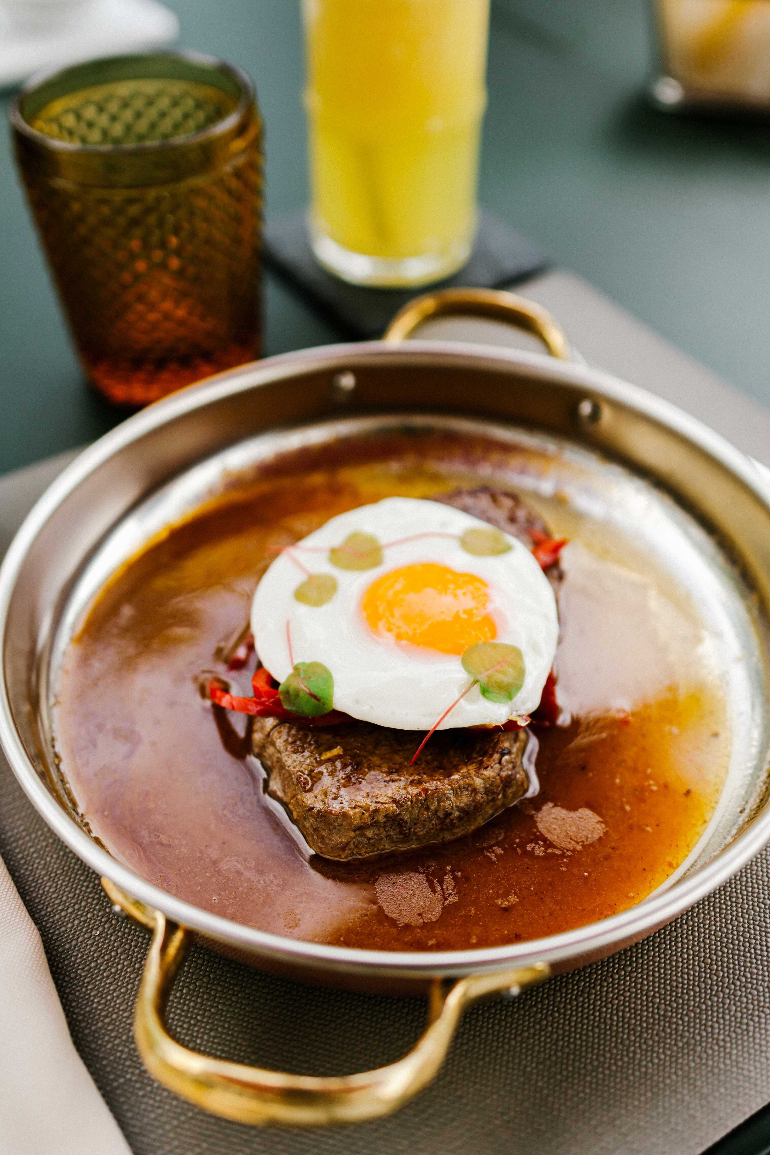 Já pode provar o verdadeiro bife regional dos Açores sem sair de Lisboa. Saiba onde (e por quanto)