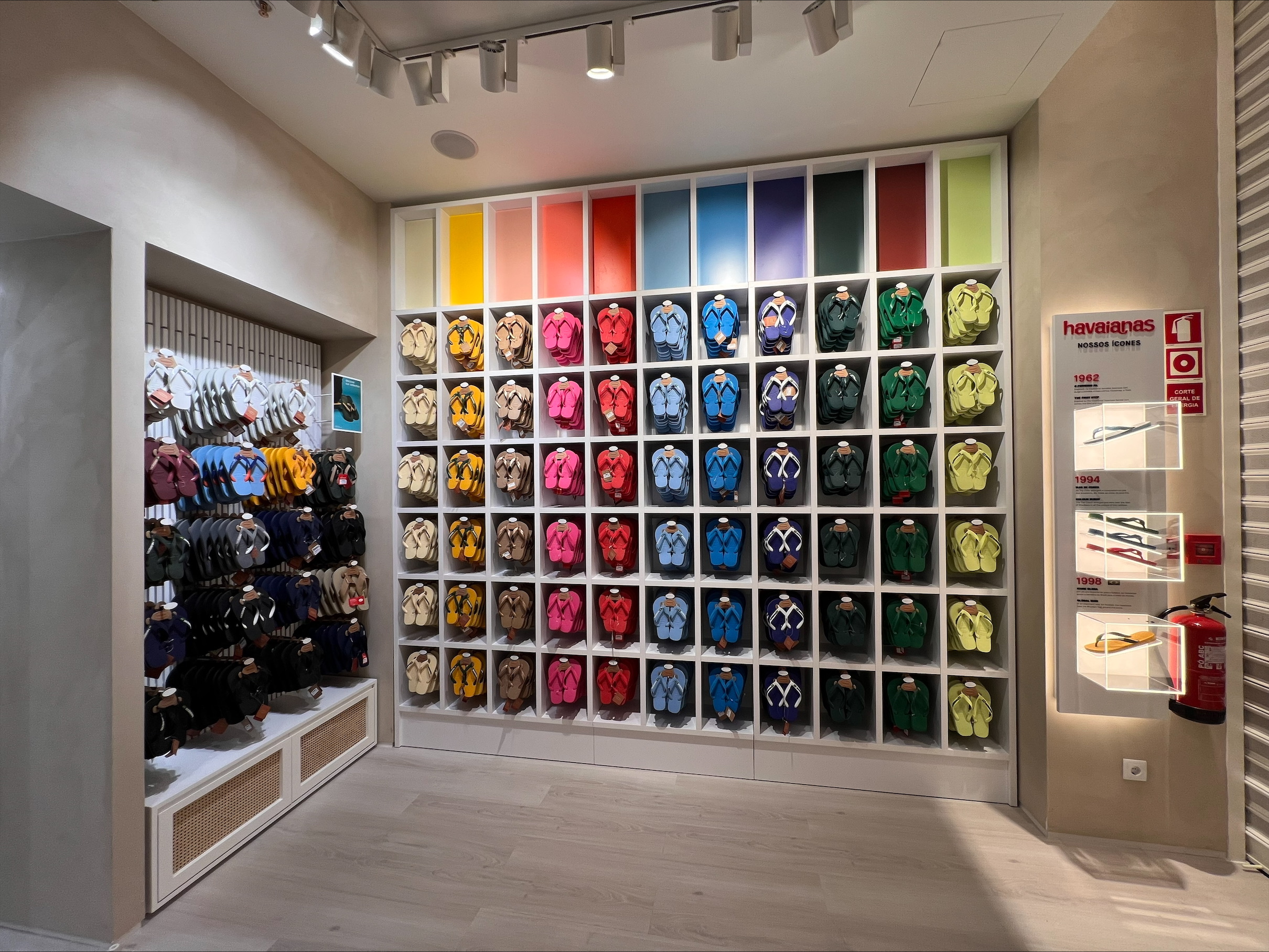 Tem de conhecer o novo conceito da loja Havaianas no Colombo. Espaço acaba de reabrir