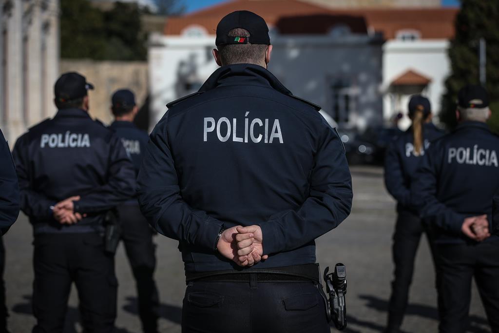 Homem de 28 anos abatido a tiro na Costa da Caparica por ter lançado piropos a uma mulher