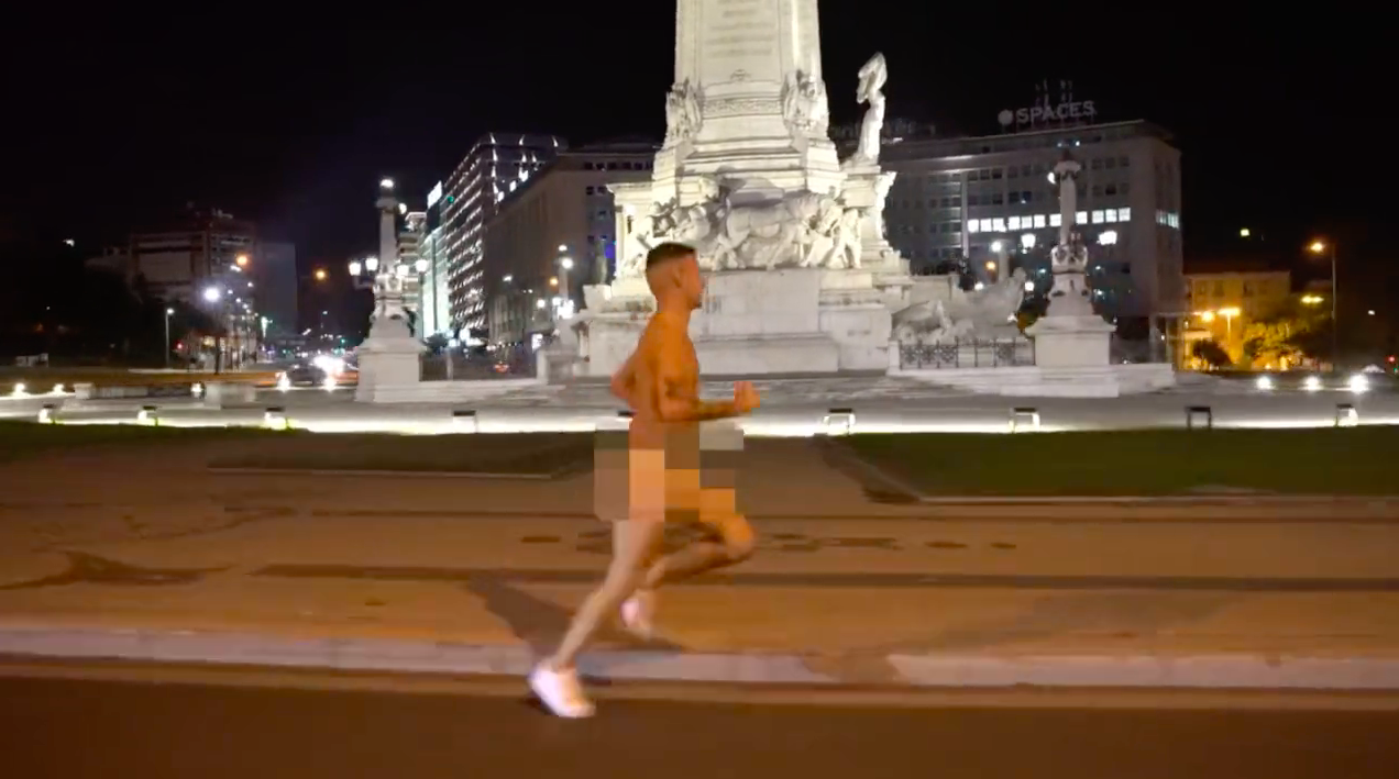 Veja o vídeo do fã de João Félix a correr todo nu no Marquês de Pombal para cumprir promessa